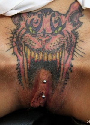 Татуированная пизда близкий ракурс картинка 3