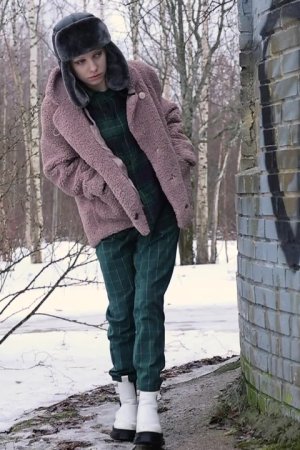 Кавказская девушка Вася писает на кирпичную стену в зимней одежде Фото 1