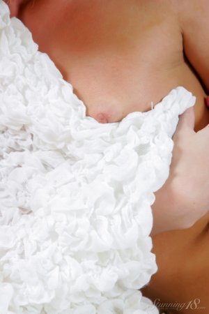 Потрясающие 18 фотографий обнаженной Сары Си в исполнении Фото 4